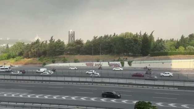 İstanbul'da şiddetli fırtına nedeniyle devrilen ağaçlar ve uçuşan nesneler.