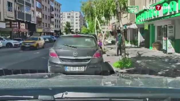 Erzurum'da bir binanın 7. katından düşen halı, kaldırımda yürüyen bir kadının başına isabet etti.