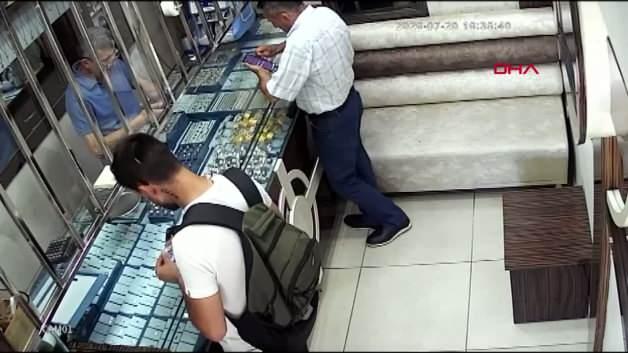 Kağıthane'de bir kuyumcudan teslim alınan altınlarla kaybolan kuryeyi arayan polis ekipleri.