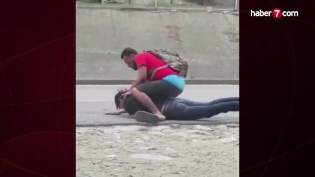 Kavga sırasında arkadaşına uçan tekme atan kişi