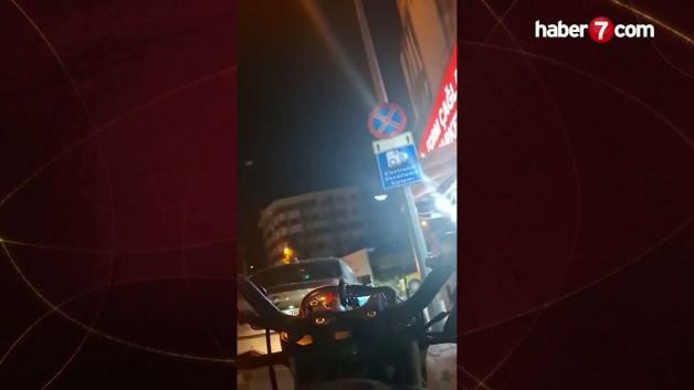 Konya'da bir otomobilin motosikletliye çarpma anı güvenlik kamerası görüntüsünde.