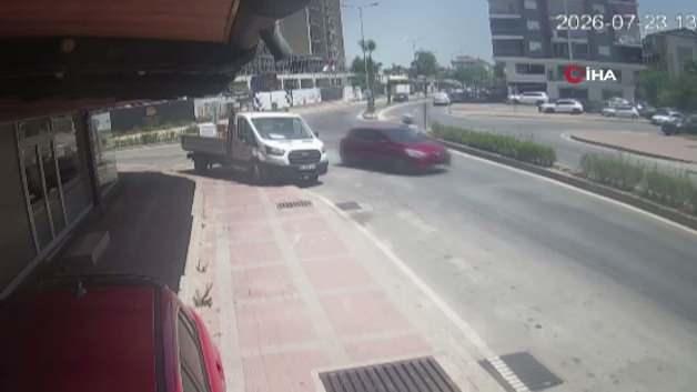 Manavgat'ta meydana gelen motosiklet kazasında devrilen motosiklet ve yaralı sürücü.