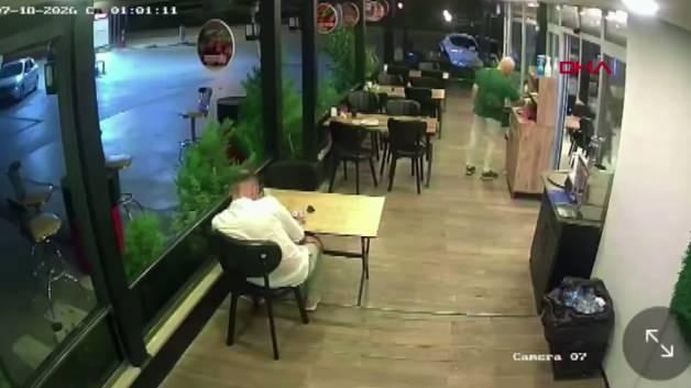 Karamürsel'de lokantaya giren motosikletin güvenlik kamerası görüntüsü
