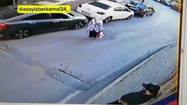 Pazardan dönen yaşlı kadına vurup kaçtı! Vicdansızlık anı kamerada Pazardan dönen yaşlı kadına vurup kaçtı! Vicdansızlık anı kamerada