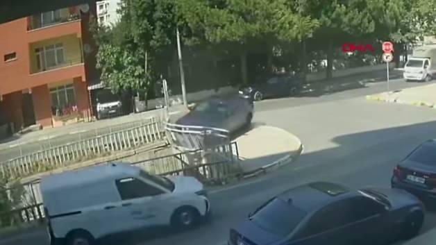 Pendik'te bir otomobilin dereye uçtuğu kaza anının güvenlik kamerası görüntüsü.