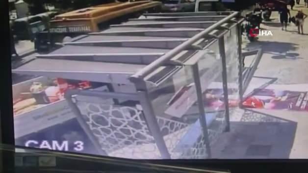 Silivri’de kamyonet durağa daldı: 1 kadın yaralandı Silivri’de kamyonet durağa daldı: 1 kadın yaralandı