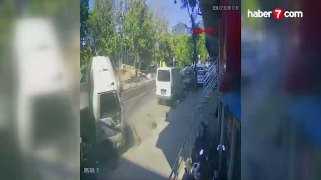 Sultangazi'de bir su tankeri, çarpışmanın ardından devrilmiş ve park halindeki bir kamyonete çarpmış halde görülüyor.