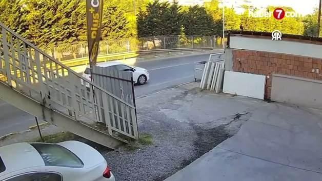 Sultanbeyli'de motosiklet ve hafif ticari aracın çarpıştığı kaza