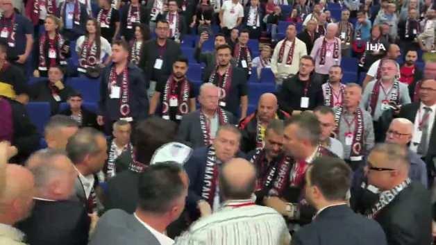 Gençlerbirliği Spor Kulübü'nün olağanüstü genel kurul toplantısında yaşanan gerginlik anı.