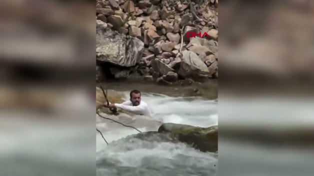 Trabzon'un Çaykara ilçesinde dereye düşen Suudi turist Abdulazız Alharbi'nin hayatını kaybettiği kaza anı.