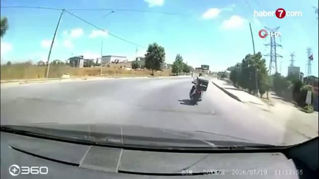 Arnavutköy'de trafikte cep telefonuyla oynayan motosikletliyi uyaran otomobil sürücüsüne tornavida ile saldırı anı.
