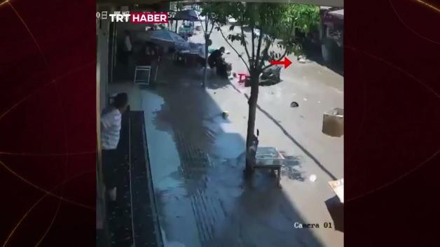 Balık havuzunun setinin yıkılması sonucu oluşan selde akıntıya kapılan bir çocuğun çevredekiler tarafından kurtarılması.