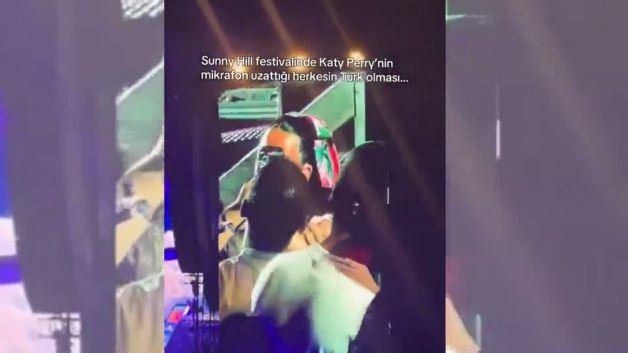 Katy Perry Kosova konserinde T&uuml;rk hayranlarına şaştı kaldı! Her sorduğu aynı cevabı verdi