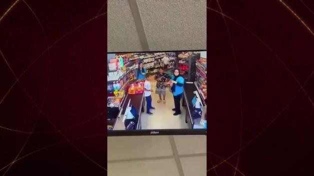 Markette kan donduran anlar: Gözü dönmüş cani çocuğu defalarca yere fırlattı Markette kan donduran anlar: Gözü dönmüş cani çocuğu defalarca yere fırlattı