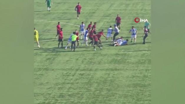 Mersin'de futbol maçında çıkan kavgada jandarmanın müdahalesi.