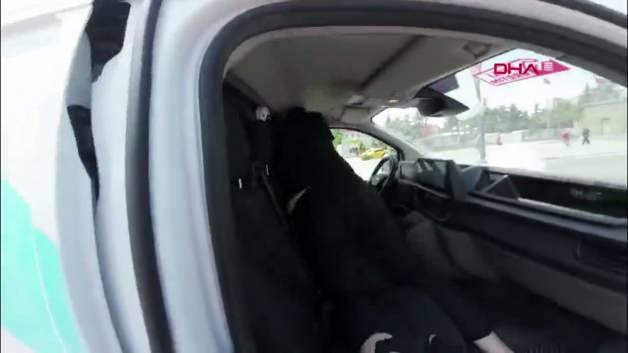 Niğde'de trafikte yol verme kavgası sonucu kargo kamyoneti sürücüsünün darbedildiği anı gösteren kask kamerası görüntüsü.