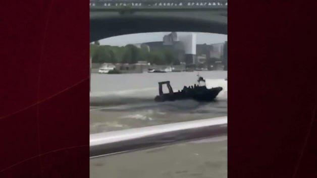 İngiltere'de polis botunun köprü ayağına çarptığı anın güvenlik kamerası görüntüsü.