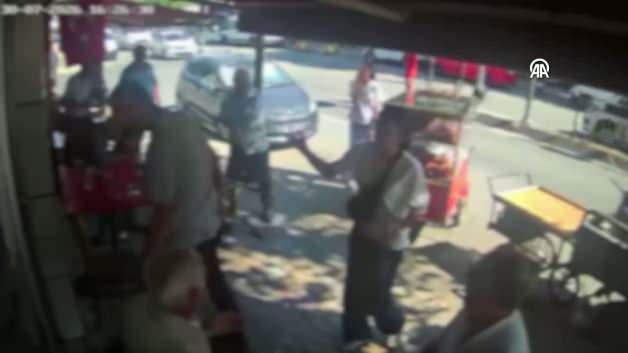 Bayrampaşa'da laf atma kavgası kanlı bitti: Araya giren esnaf canından oldu