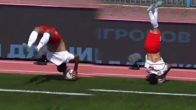 Futbol sahalarında ender görülen fantastik an...