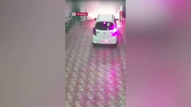 Hindistan'da feci kaza: Otomobil 7 metrelik asansör boşluğuna düştü