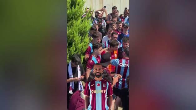 Salah karşılamasında gündem olan anlar! Galatasaray formasını çıkarttırdılar