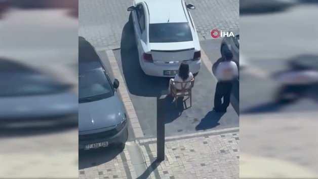 Sandalyeye oturarak kadın sürücünün park etmesini engelledi Sandalyeye oturarak kadın sürücünün park etmesini engelledi