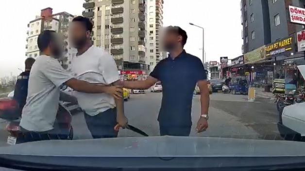 Yol verme kavgasında dehşet! Bagajdan testere &ccedil;ıkarıp saldırmaya kalktı