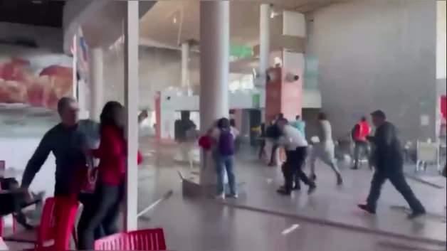 Depreme havalimanında yakalandılar! Tavan üstlerine çöktü, o anlar kamerada