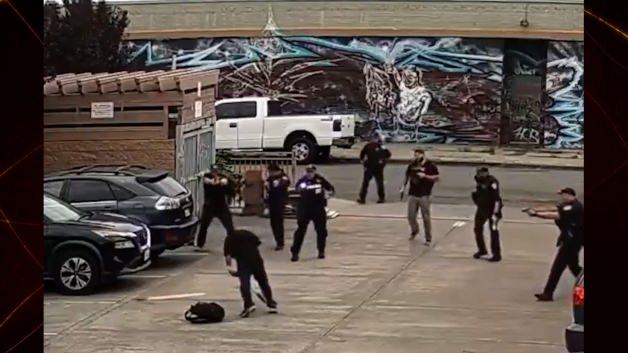 Mızrak taşıyan adama 8 polis birden müdahale etti! ABD'deki feci ölüm kamerada