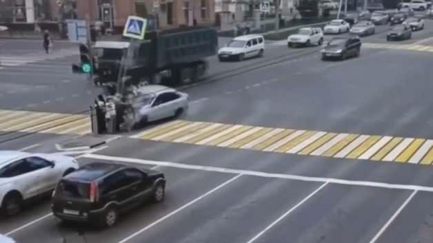 Rusya'da dehşet anları: Kontrolden çıkan araç ışıklardaki yayaları biçti