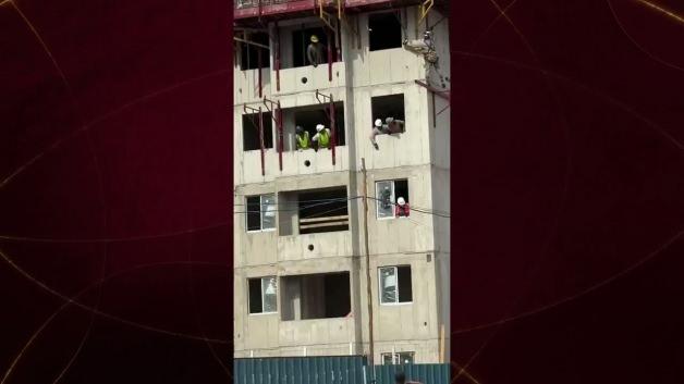 Brezilya'daki şantiyede ecel teri: İskeleden düşen işçiye kepçeli operasyon!