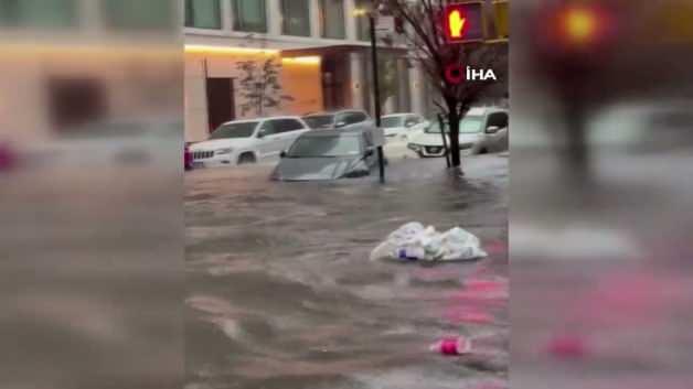 New York'u sağanak vurdu: Sokaklar sular altında kaldı, metro istasyonlarını su bastı