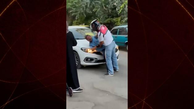 Antalya'da yaşlı adamın kafasını kaputa vura vura d&ouml;vd&uuml;, millet ise izlemekle yetindi!