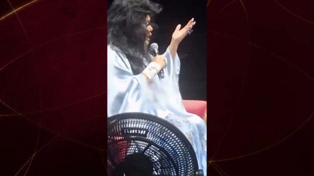 B&uuml;lent Ersoy sahnedeki tepkisi sonrası a&ccedil;ıklama yaptı: Haddini bilmeyene haddini bildirdim!