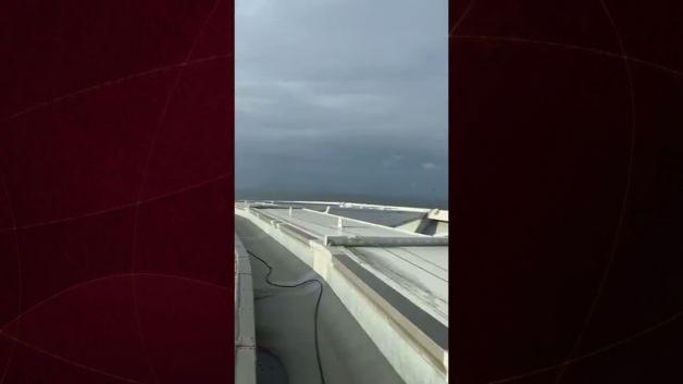 Cape Town'da y&uuml;rekleri ağza getiren şov: İki yolcu u&ccedil;ağı stadyumu teğet ge&ccedil;ti