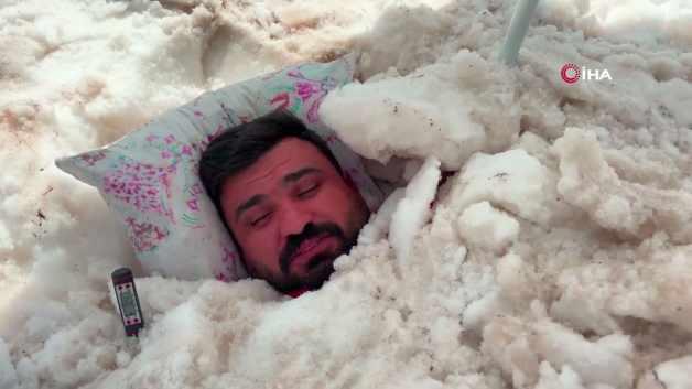 Erzincan'da 40 derece sıcaktan bunaldı: Serinlemek i&ccedil;in kendisini kara g&ouml;md&uuml;!
