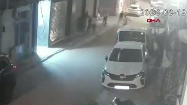 Kadına şiddeti engellemek isteyen polisleri bı&ccedil;akladılar: 4 ş&uuml;pheli tutuklandı