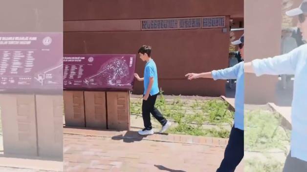 Necati Şaşmaz &ccedil;ocuklarıyla Ahlat'ı ziyaret etti! Son hali dikkat &ccedil;ekti