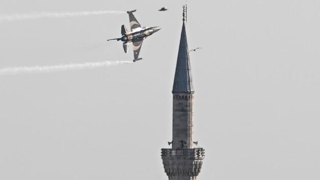 SOLOT&Uuml;RK'ten Zafer Bayramı i&ccedil;in İstanbul'da nefes kesen g&ouml;steri