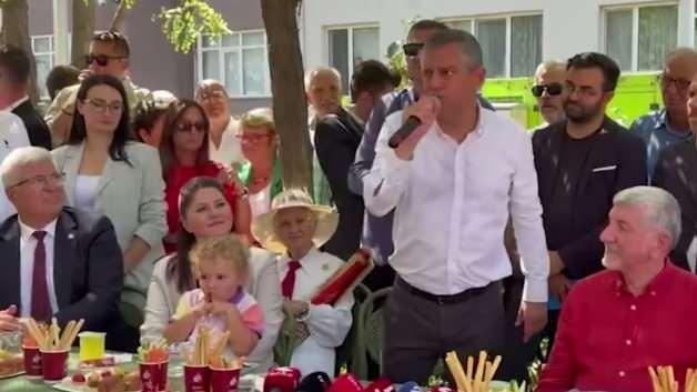Partisinin adını unuttu! &Ouml;zg&uuml;r &Ouml;zel'den yeni gaf