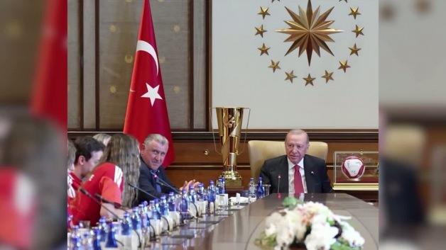 Eda Erdem &ldquo;Sayın Cumhurbaşkanım...&rdquo; dedi, Erdoğan araya girdi! G&uuml;l&uuml;mseten anlar