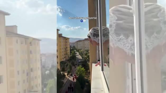 Ankara'da eşi benzeri g&ouml;r&uuml;lmemiş gelin alma t&ouml;reni: "Beni almaya geliyorlar, beni!&rdquo; 