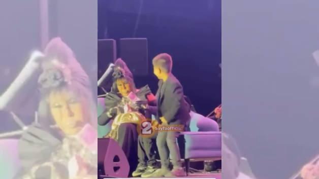 B&uuml;lent Ersoy sahnede &ccedil;ocuklara para verdi! Yardımcısı deste deste ayırdı