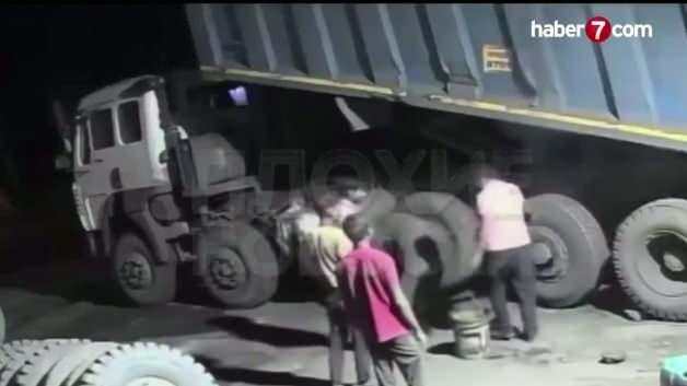 Hindistan'da kamyon lastiğine yanlış m&uuml;dahale &ouml;l&uuml;m getirdi!