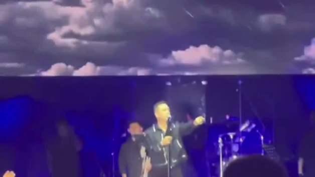 Oğuzhan Ko&ccedil; seyircisinin o hareketini g&ouml;r&uuml;nce konseri yarıda kesti! "Buranın ağası sen misin?"