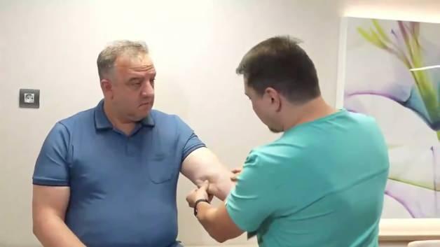 15 yıldır kolunda taşıyordu! 15 santimetrelik dev kitleden ablasyonla kurtuldu