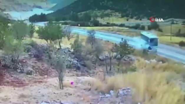 Gaziantep&rsquo;teki 7 kişinin &ouml;ld&uuml;ğ&uuml; feci kaza anı kameralara yansıdı