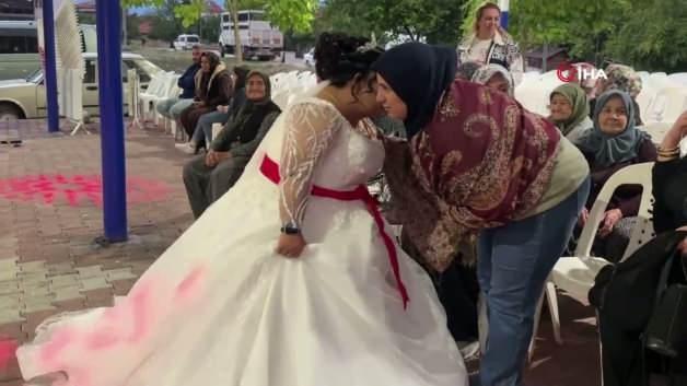 Hayali ger&ccedil;ek oldu! Down sendromlu gen&ccedil; kızın temsili d&uuml;ğ&uuml;n&uuml;nde duygusal anlar