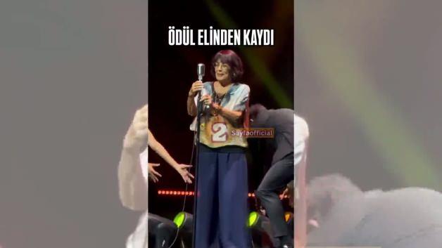 Kerem Alışık'ın &ouml;d&uuml;l gecesinde talihsiz anları! Bir anda neye uğradığını şaşırdı