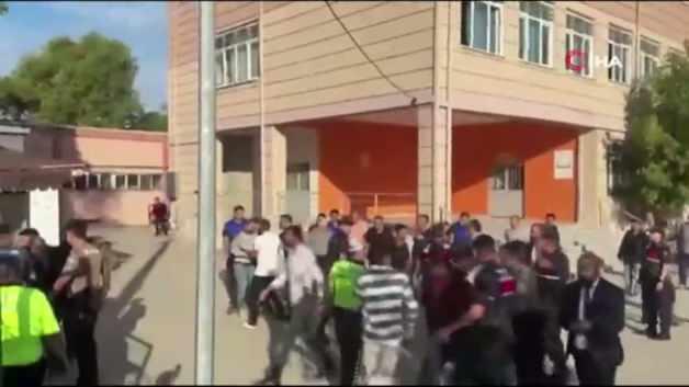 Manisa'da okul &ouml;n&uuml;nde silahlı saldırı: Yaralı &ouml;ğrenciler var